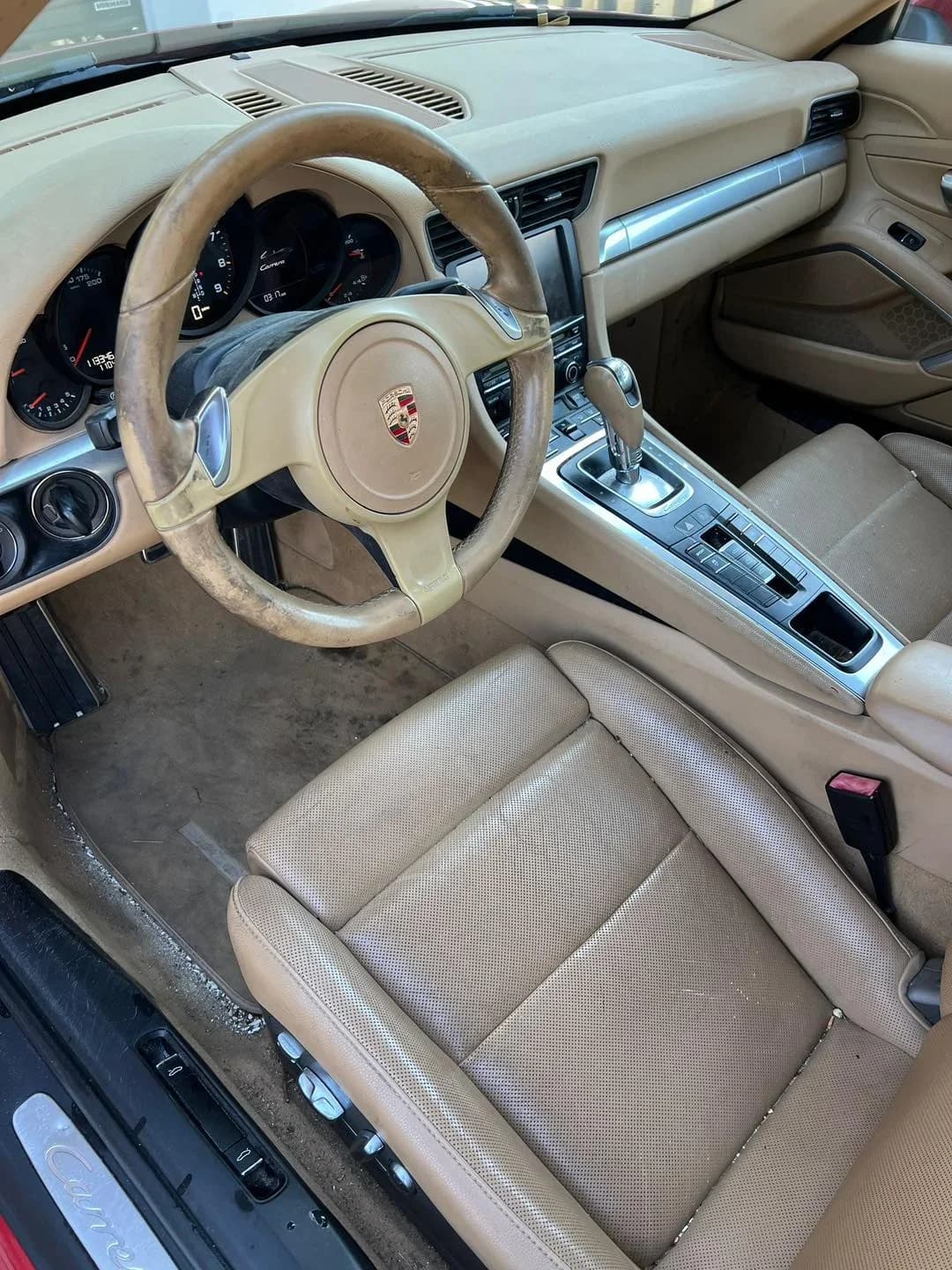 Poza interior cu Starea initiala a modelului Porsche 911 inainte de detailing: vopsea contaminata, micro-zgarieturi vizibile si interior ce necesita restaurare.