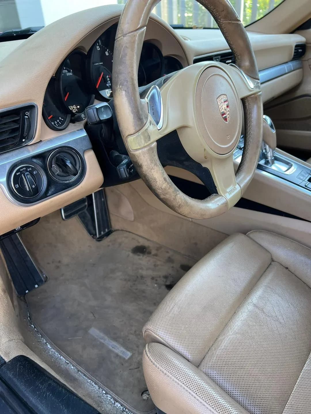 Poza interior 2 cu Starea initiala a modelului Porsche 911 inainte de detailing: vopsea contaminata, micro-zgarieturi vizibile si interior ce necesita restaurare.