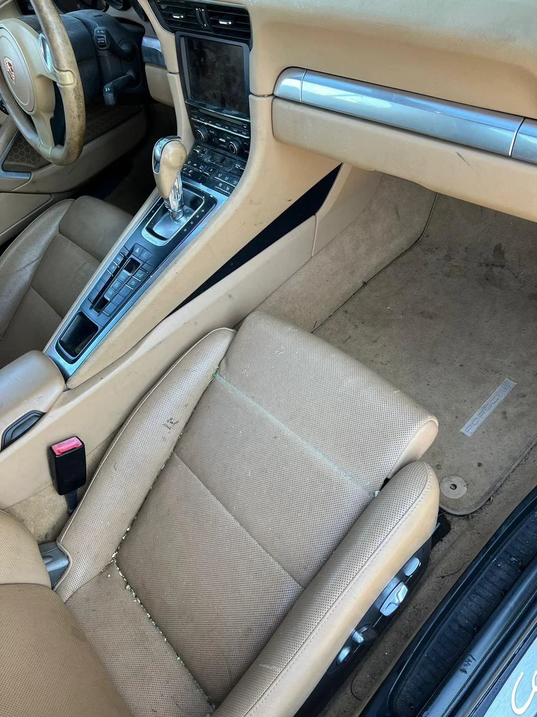 Poza interior 3 cu Starea initiala a modelului Porsche 911 inainte de detailing: vopsea contaminata, micro-zgarieturi vizibile si interior ce necesita restaurare.