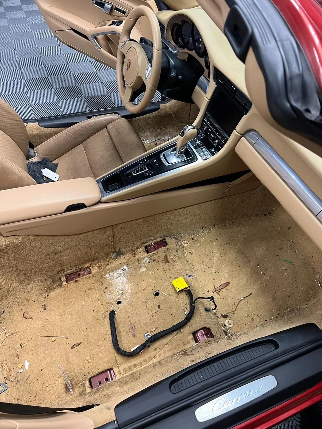 Poza interior 4 cu Starea initiala a modelului Porsche 911 inainte de detailing: vopsea contaminata, micro-zgarieturi vizibile si interior ce necesita restaurare.