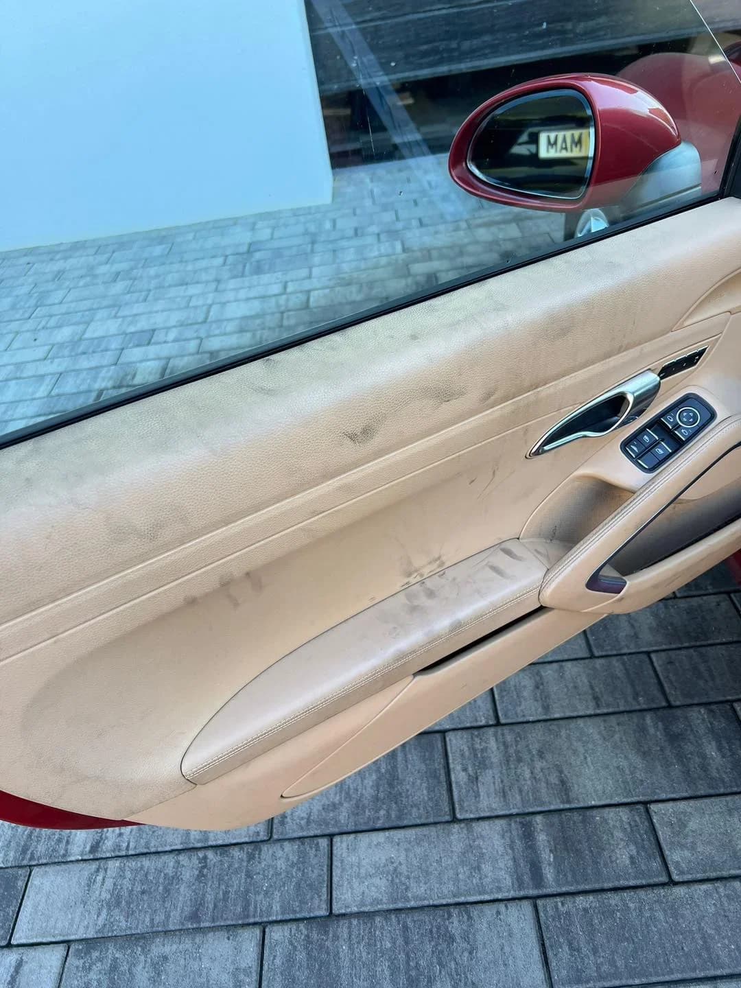 Poza usa cu Starea initiala a modelului Porsche 911 inainte de detailing: vopsea contaminata, micro-zgarieturi vizibile si interior ce necesita restaurare.
