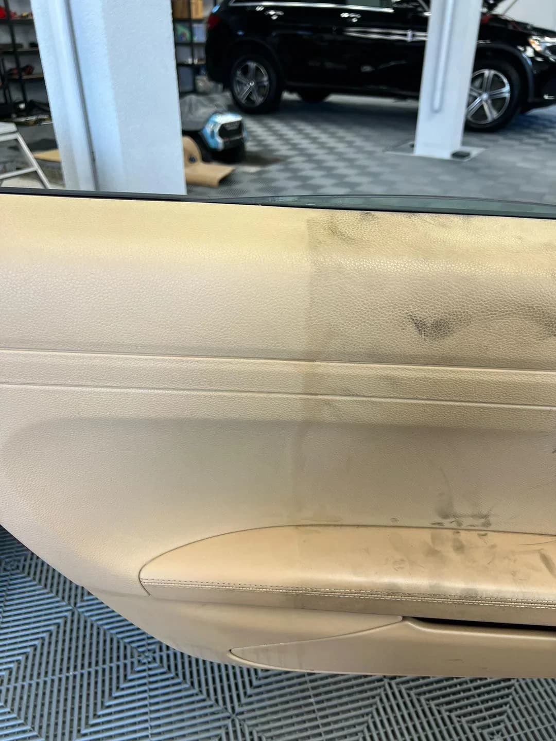 Poza interior usa cu Starea initiala si finala a modelului Porsche 911 inainte de detailing: vopsea contaminata, micro-zgarieturi vizibile si interior ce necesita restaurare.