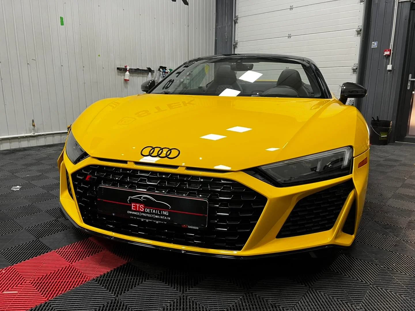 Audi R8 Spyder in atelierul ETS Detailing pentru servicii de detailing interior si tratament de hidratare a tapiteriei din piele.