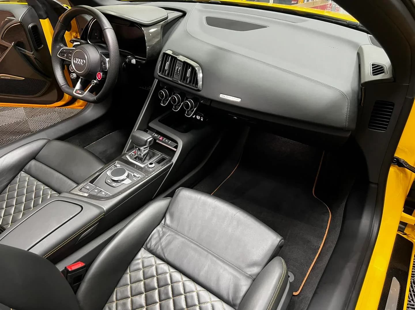 Interior poza 2 Audi R8 Spyder in atelierul ETS Detailing pentru servicii de detailing interior si tratament de hidratare a tapiteriei din piele.