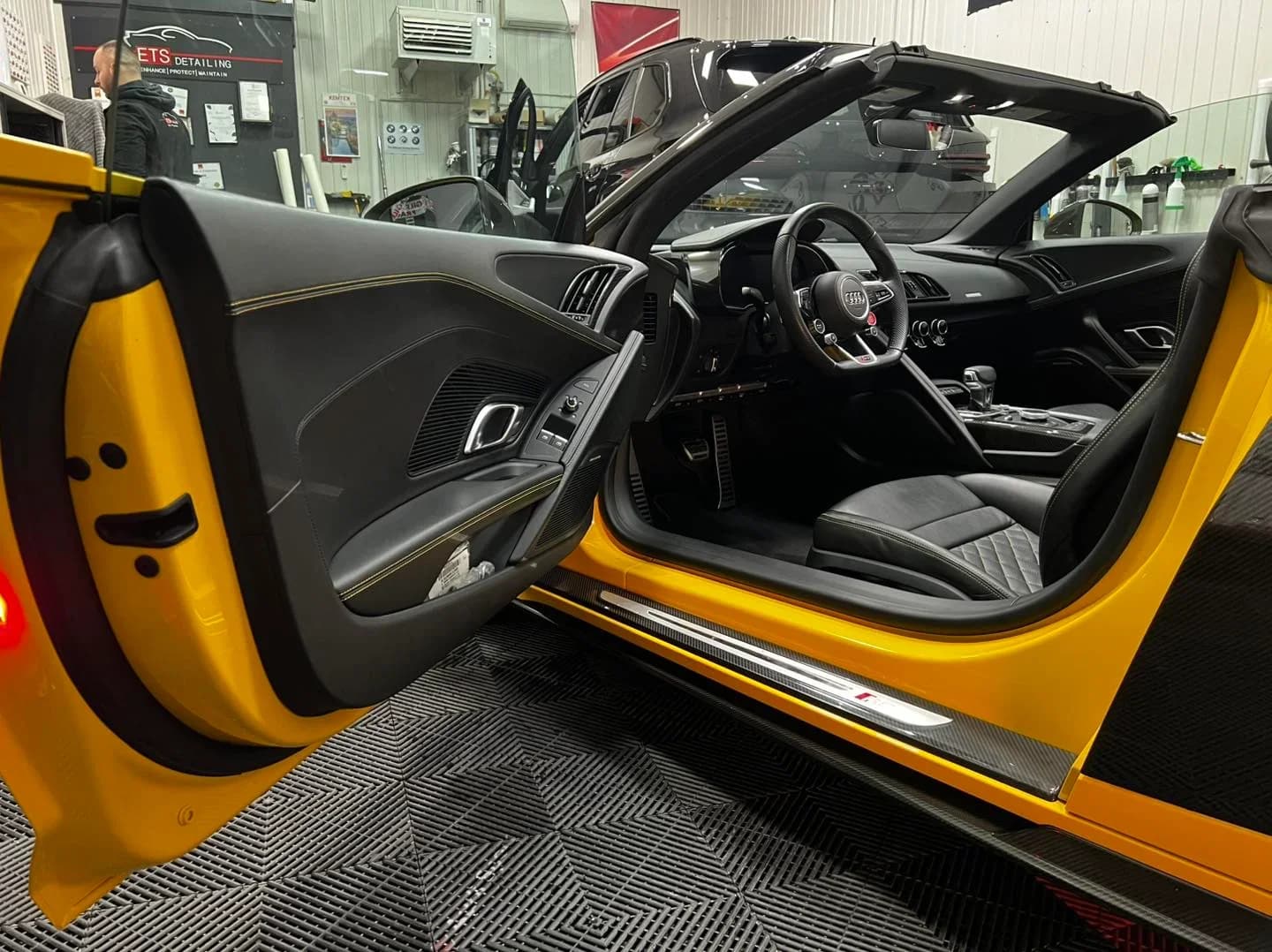 Poza usa si interior Audi R8 Spyder in atelierul ETS Detailing pentru servicii de detailing interior si tratament de hidratare a tapiteriei din piele.