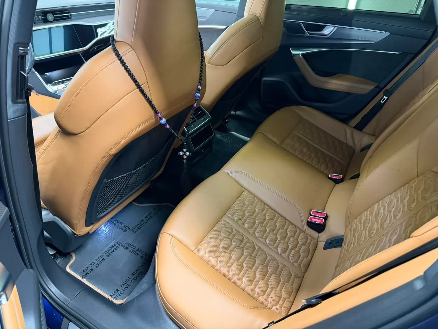 Poza interior spate Audi RS 6 Avant in atelierul ETS Detailing pentru pachet complet de detailing interior si exterior profesional - Satu Mare.