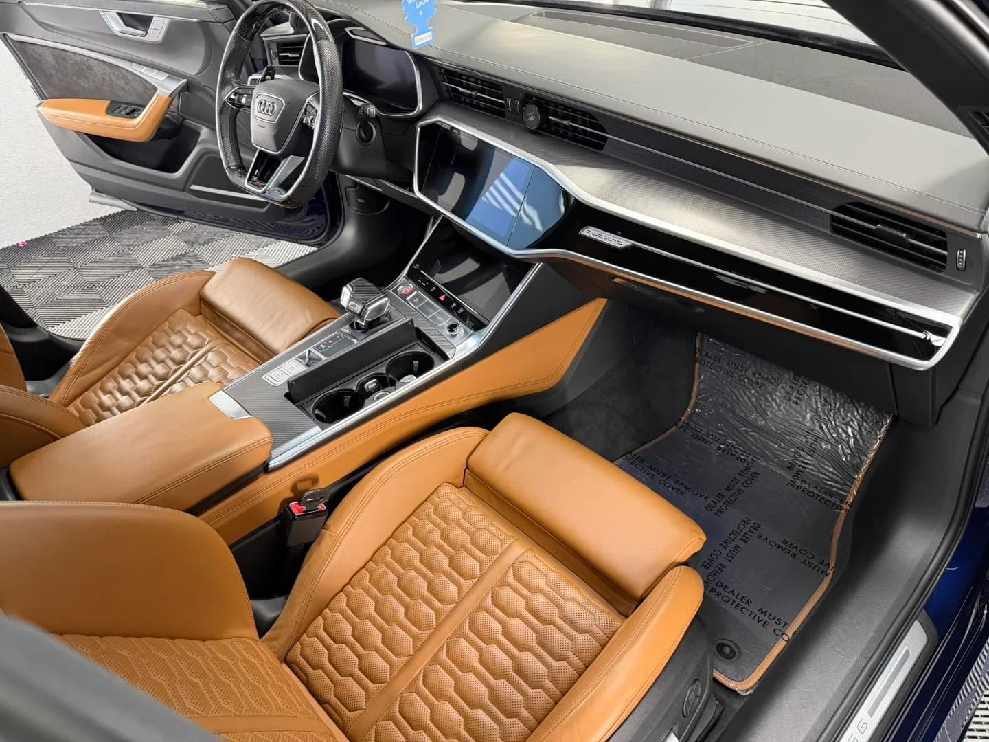 Poza interior dreapta Audi RS 6 Avant in atelierul ETS Detailing pentru pachet complet de detailing interior si exterior profesional - Satu Mare.