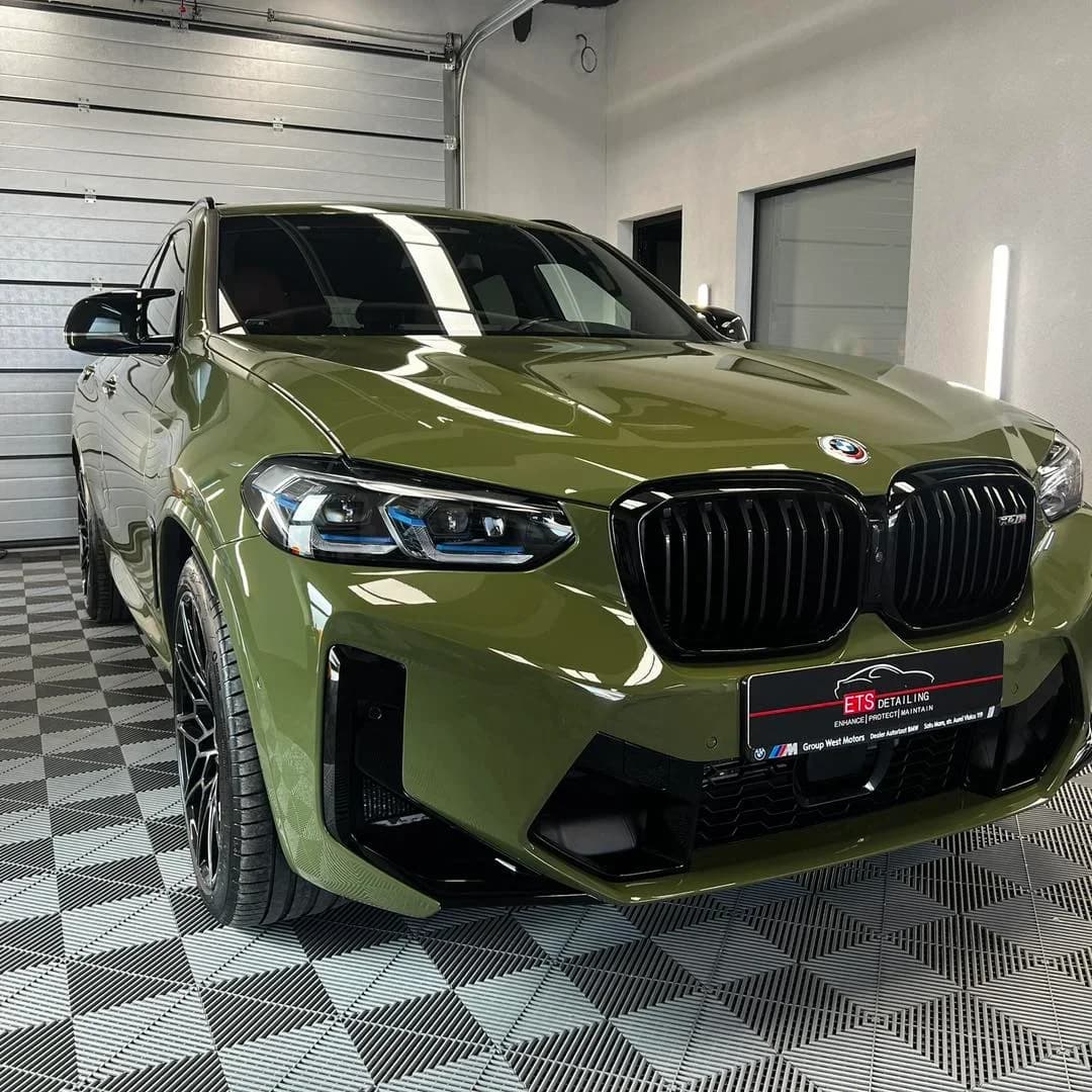 Poza lateral fata BMW X4M protejat cu folie PPF auto-regenerabila si tratament ceramic Krytex in atelierul ETS Detailing Satu Mare.