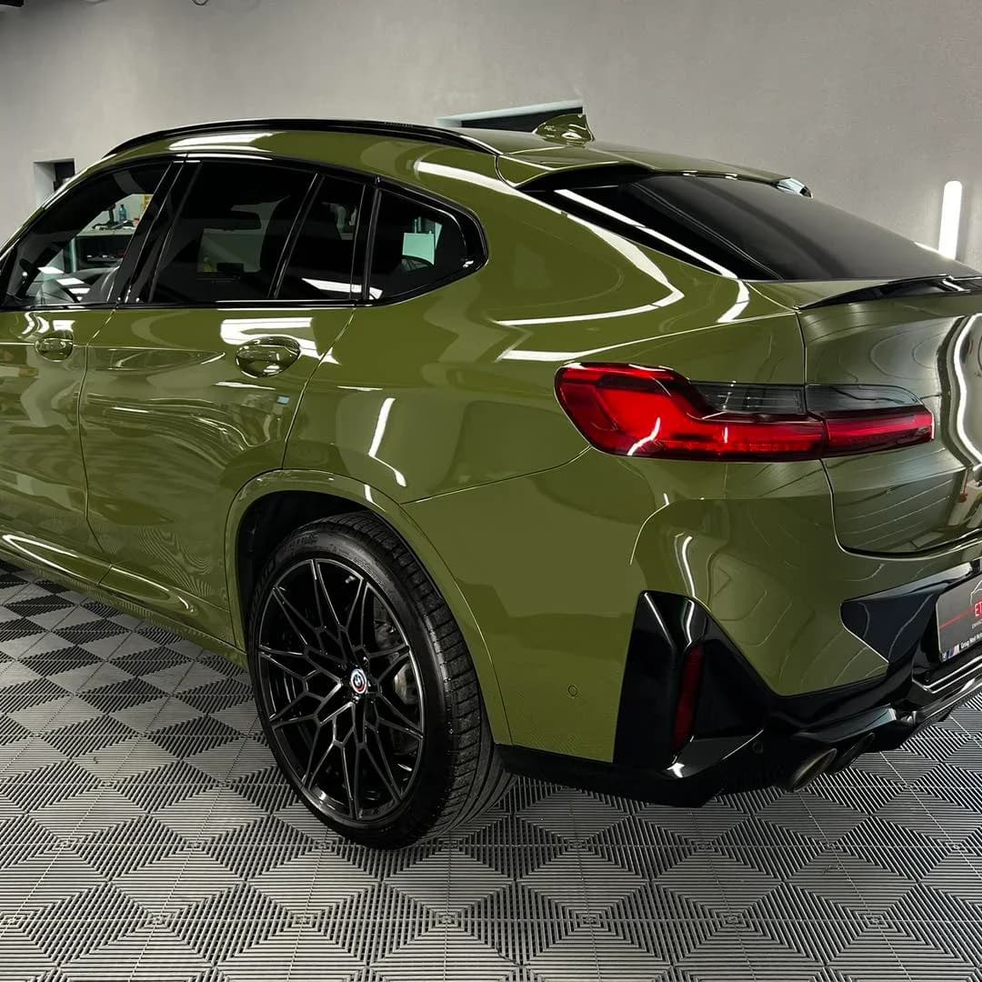 Poza lateral BMW X4M protejat cu folie PPF auto-regenerabila si tratament ceramic Krytex in atelierul ETS Detailing Satu Mare.