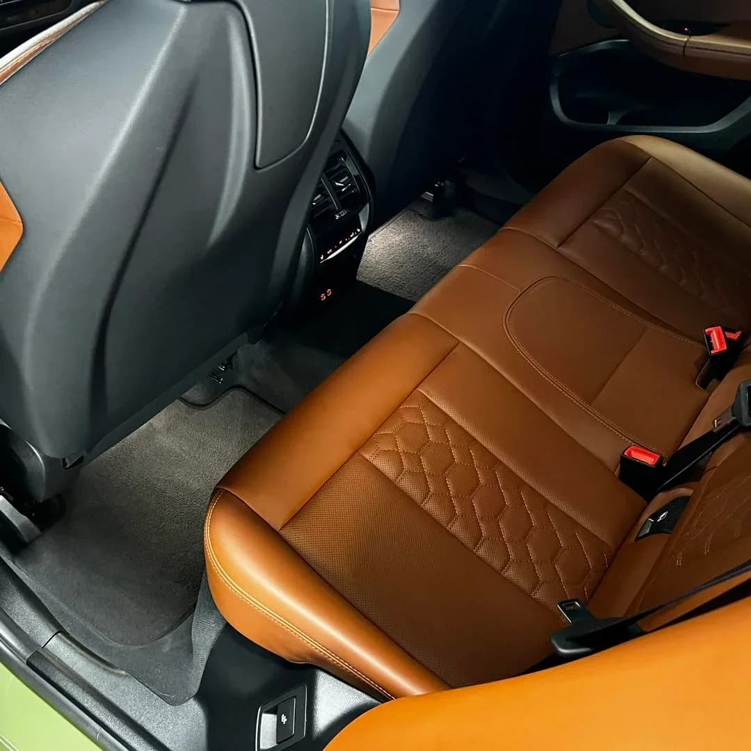 Poza interior bancheta spate BMW X4M protejat cu folie PPF auto-regenerabila si tratament ceramic Krytex in atelierul ETS Detailing Satu Mare.