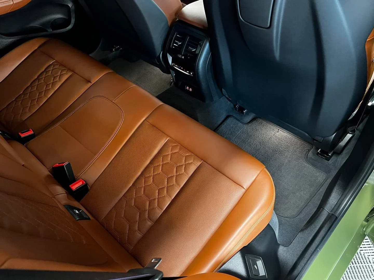 Poza interior bancheta spate dreapta BMW X4M protejat cu folie PPF auto-regenerabila si tratament ceramic Krytex in atelierul ETS Detailing Satu Mare.