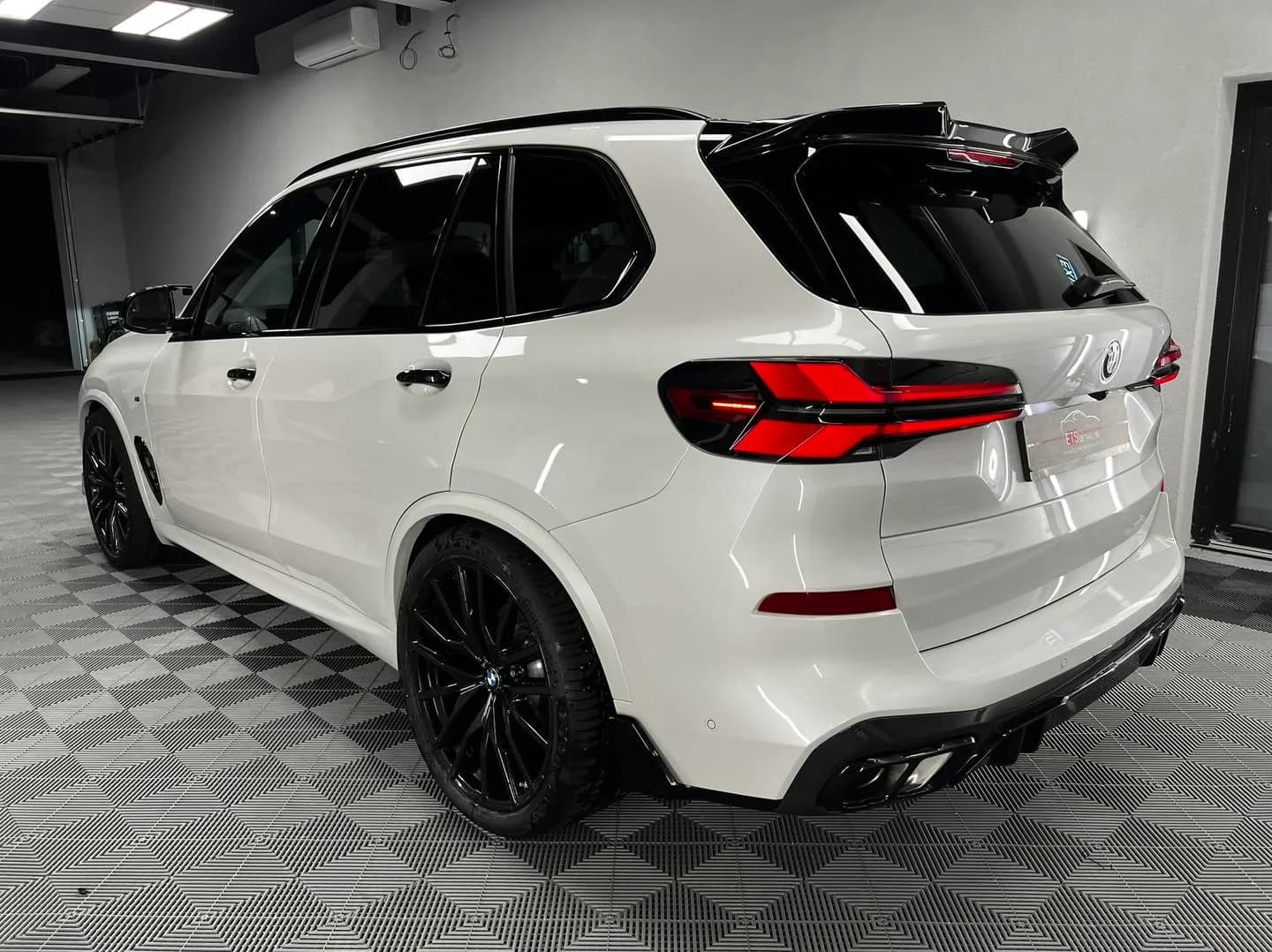 Poza Spate BMW X5 in atelierul ETS Detailing cu folie de protectie PPF, bodykit M Performance si tratament ceramic Krytex - Proiect Satu Mare.
