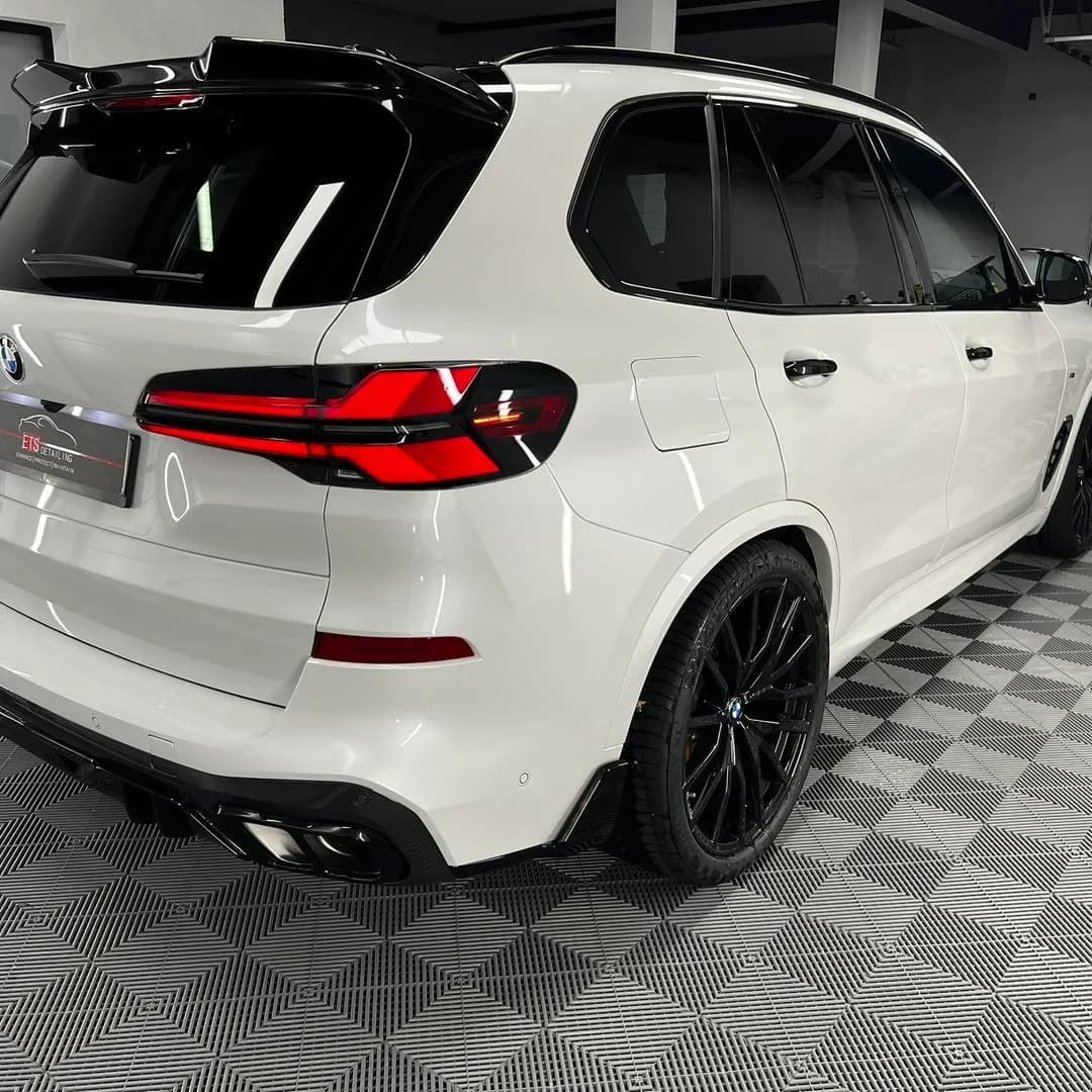 Poza Lateral Spate BMW X5 in atelierul ETS Detailing cu folie de protectie PPF, bodykit M Performance si tratament ceramic Krytex - Proiect Satu Mare.