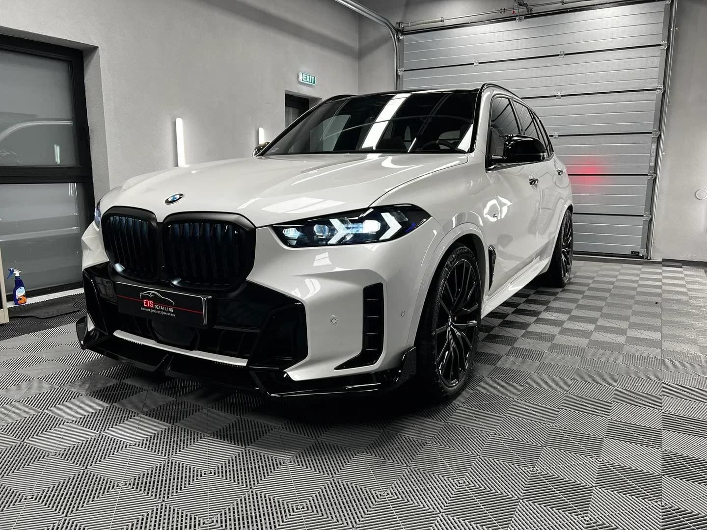 Poza Lateral Fata BMW X5 in atelierul ETS Detailing cu folie de protectie PPF, bodykit M Performance si tratament ceramic Krytex - Proiect Satu Mare.