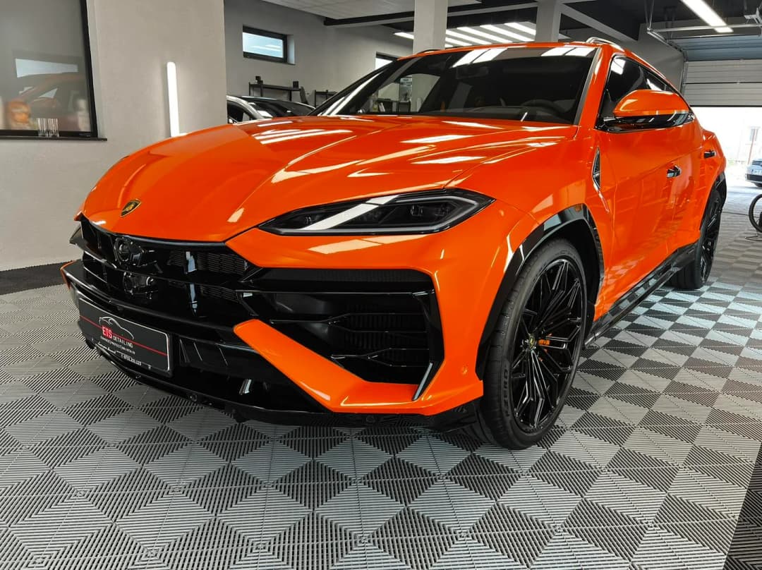 Masina premium a unui client din Oradea in timpul procesului de corectie a vopselei si aplicare protectie ceramica la ETS Detailing.