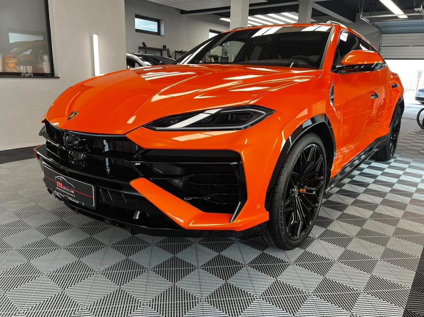 Masina premium a unui client din Oradea in timpul procesului de corectie a vopselei si aplicare protectie ceramica la ETS Detailing.