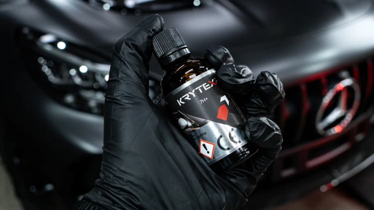 Aplicare tratament ceramic krytex auto ETS Detailing - protectie nanotehnologica pentru luciu si efect hidrofob