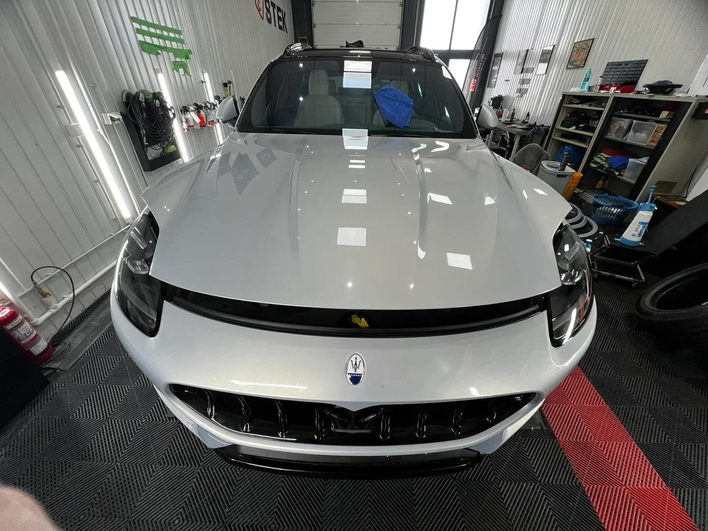 Maserati Grecale transformat cu folie de protectie PPF colorata, chrome delete si etrieri vopsiti la ETS Detailing Satu Mare.