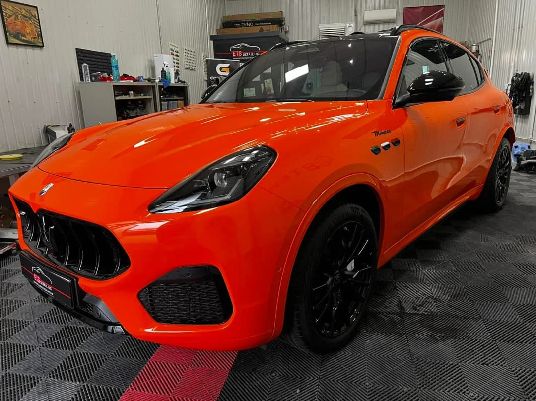 Maserati Grecale transformat cu folie de protectie PPF colorata, chrome delete si etrieri vopsiti la ETS Detailing Satu Mare.