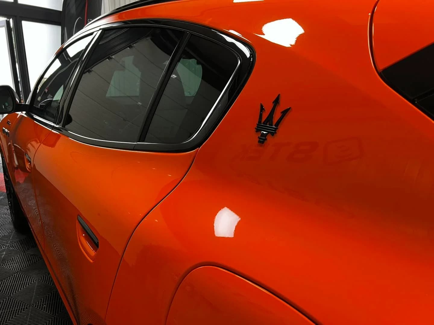 Maserati Grecale transformat cu folie de protectie PPF colorata, chrome delete si etrieri vopsiti la ETS Detailing Satu Mare.