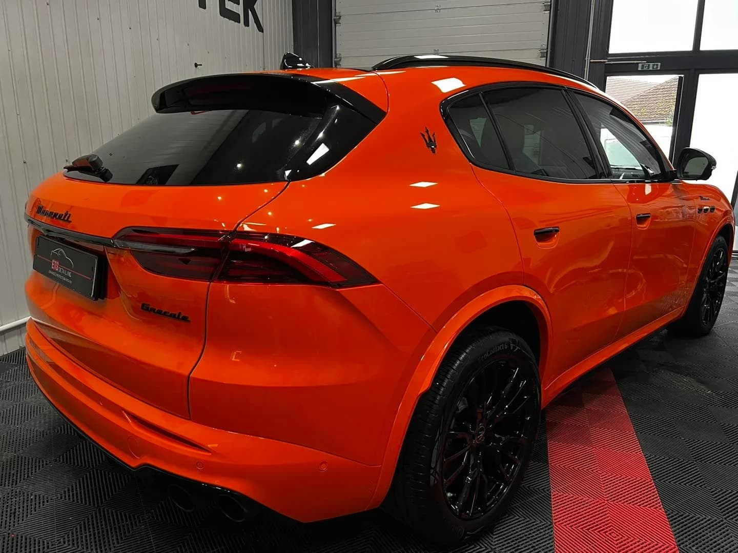 Maserati Grecale transformat cu folie de protectie PPF colorata, chrome delete si etrieri vopsiti la ETS Detailing Satu Mare.