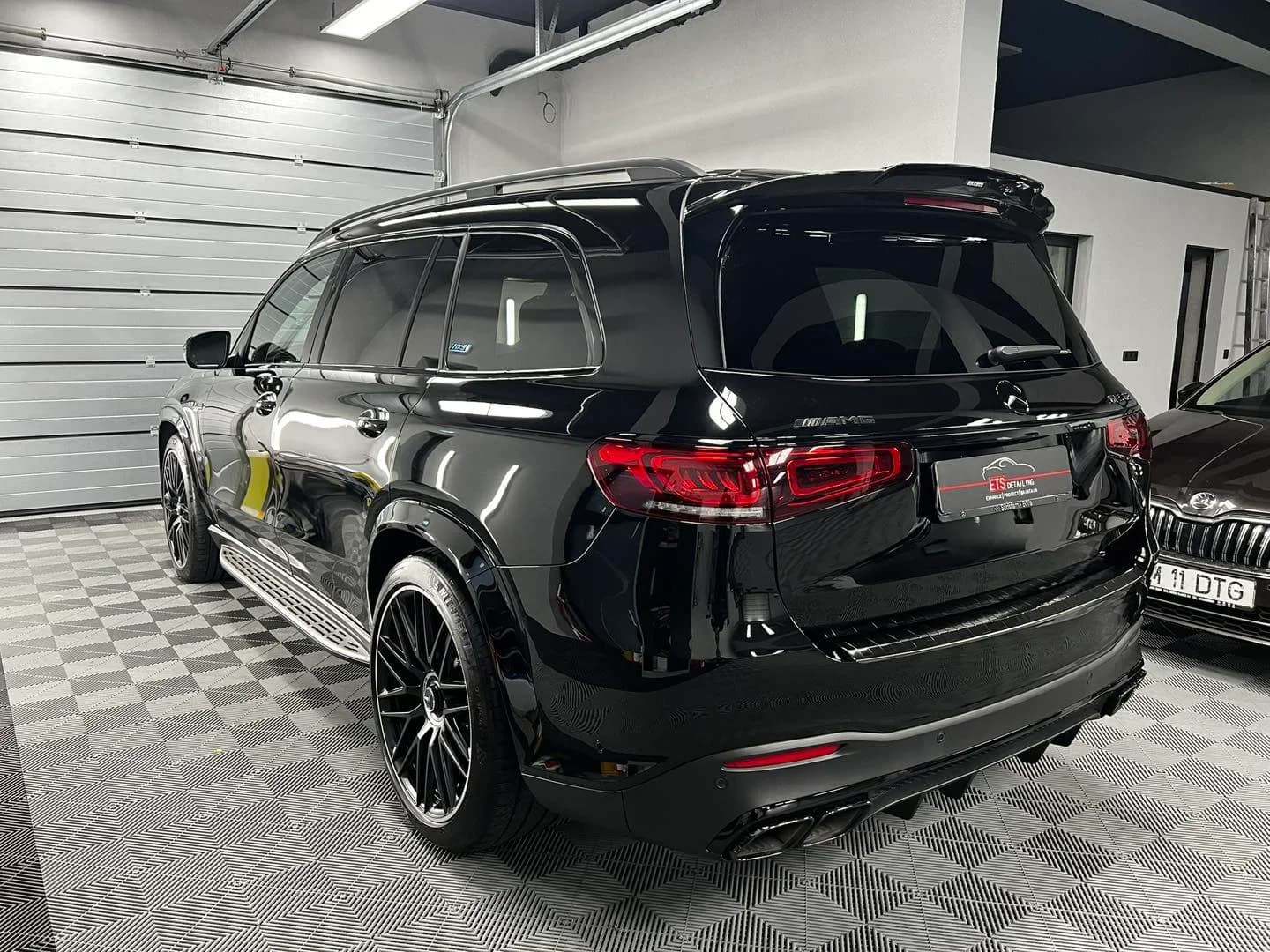 Poza lateral spate Mercedes GLS 63 AMG protejat cu folie PPF si ceramica Krytex in atelierul ETS Detailing Satu Mare.