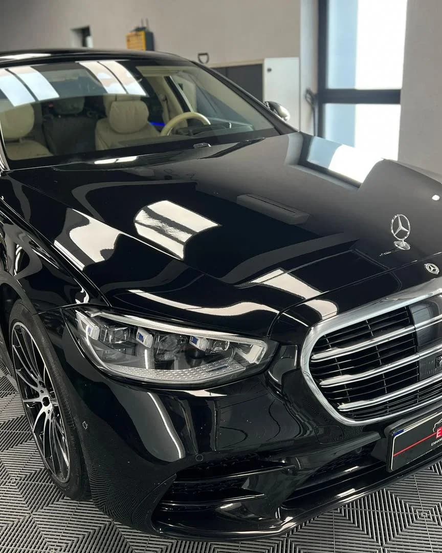 Poza fata lateral Mercedes-Benz S 500 corectie lac si detailing interior profesional la ETS Detailing Satu Mare.