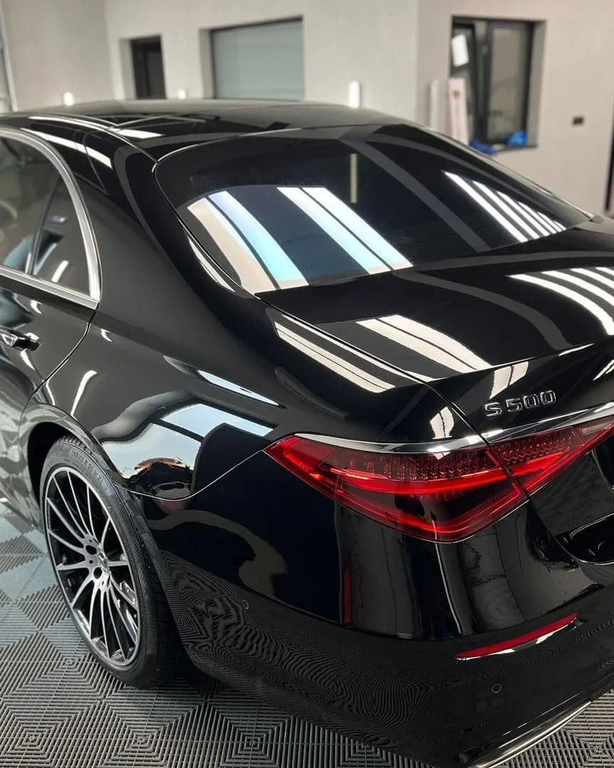 Poza spate lateral Mercedes-Benz S 500 corectie lac si detailing interior profesional la ETS Detailing Satu Mare.