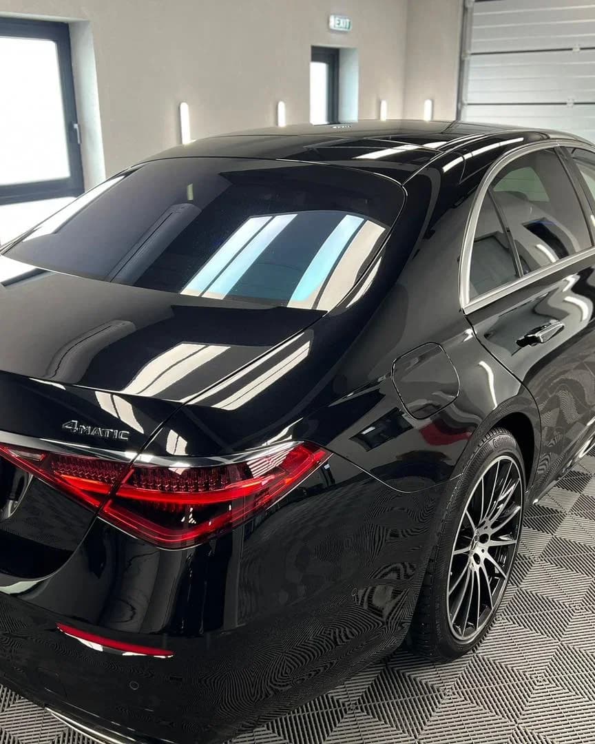 Poza spate lateral 2 Mercedes-Benz S 500 corectie lac si detailing interior profesional la ETS Detailing Satu Mare.