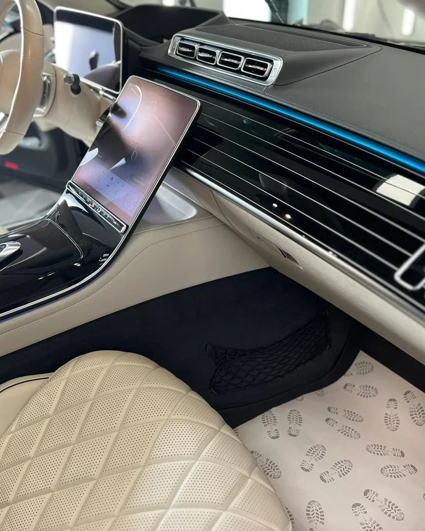 Poza interior dreapta Mercedes-Benz S 500 corectie lac si detailing interior profesional la ETS Detailing Satu Mare.