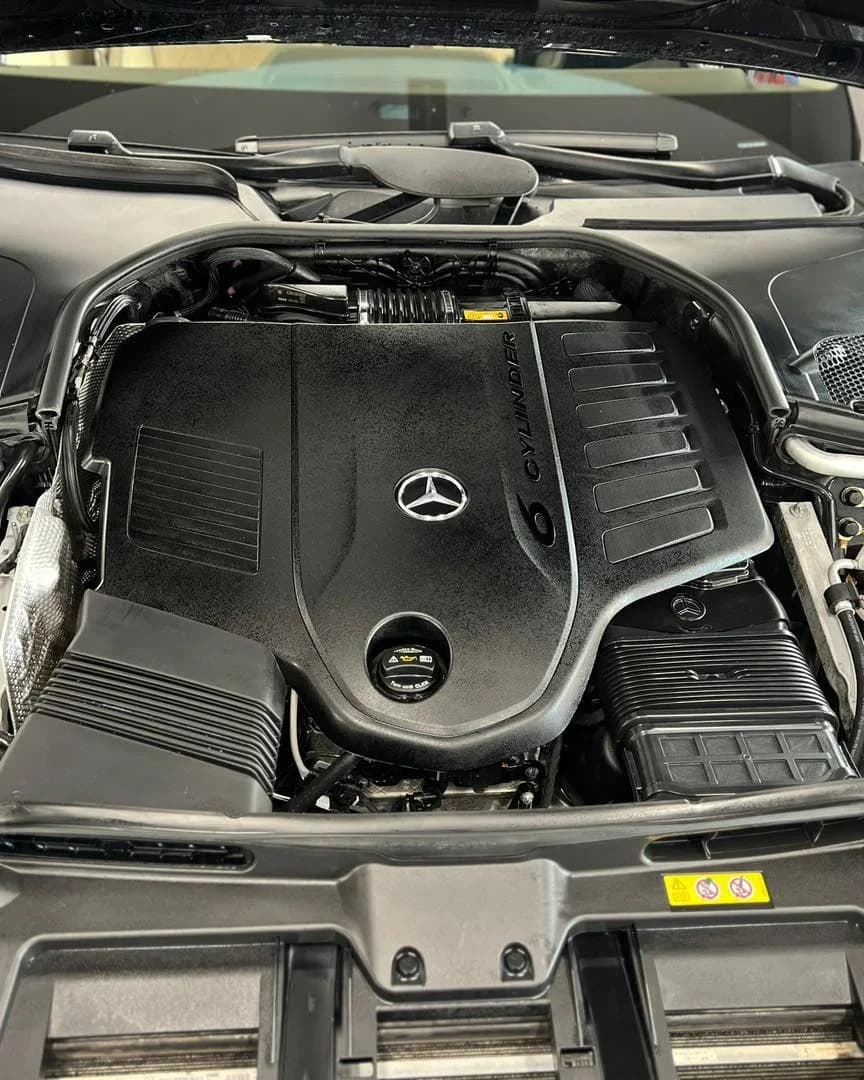 Poza motor Mercedes-Benz S 500 corectie lac si detailing interior profesional la ETS Detailing Satu Mare.