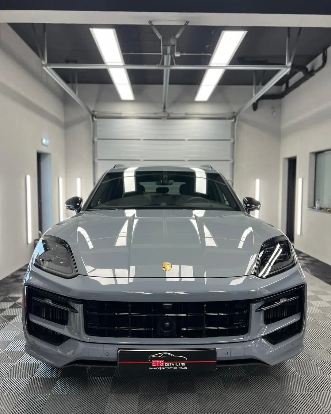 Porsche Cayenne S in atelierul ETS Detailing pentru aplicare folie de protectie PPF pe zona frontala si detailing interior profesional.