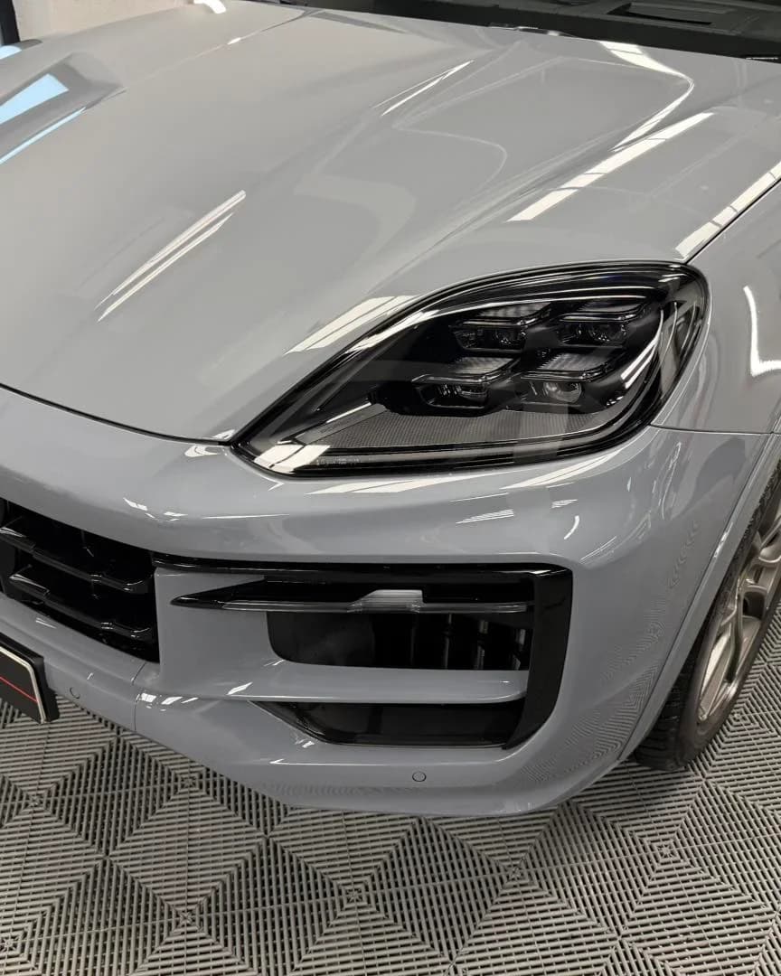 Poza Far 2 Porsche Cayenne S in atelierul ETS Detailing pentru aplicare folie de protectie PPF pe zona frontala si detailing interior profesional.