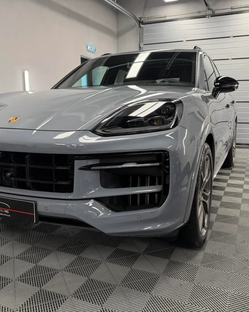 Poza lateral fata Porsche Cayenne S in atelierul ETS Detailing pentru aplicare folie de protectie PPF pe zona frontala si detailing interior profesional.