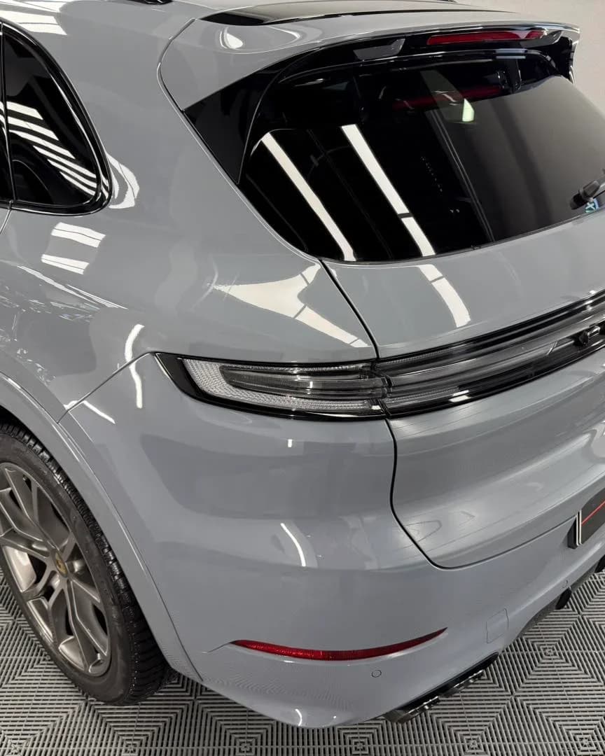 Poza lateral spate Porsche Cayenne S in atelierul ETS Detailing pentru aplicare folie de protectie PPF pe zona frontala si detailing interior profesional.