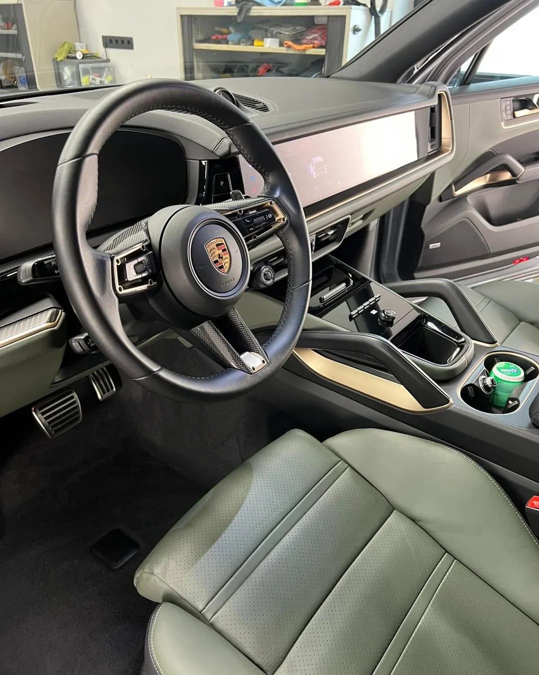 Poza interior Porsche Cayenne S in atelierul ETS Detailing pentru aplicare folie de protectie PPF pe zona frontala si detailing interior profesional.