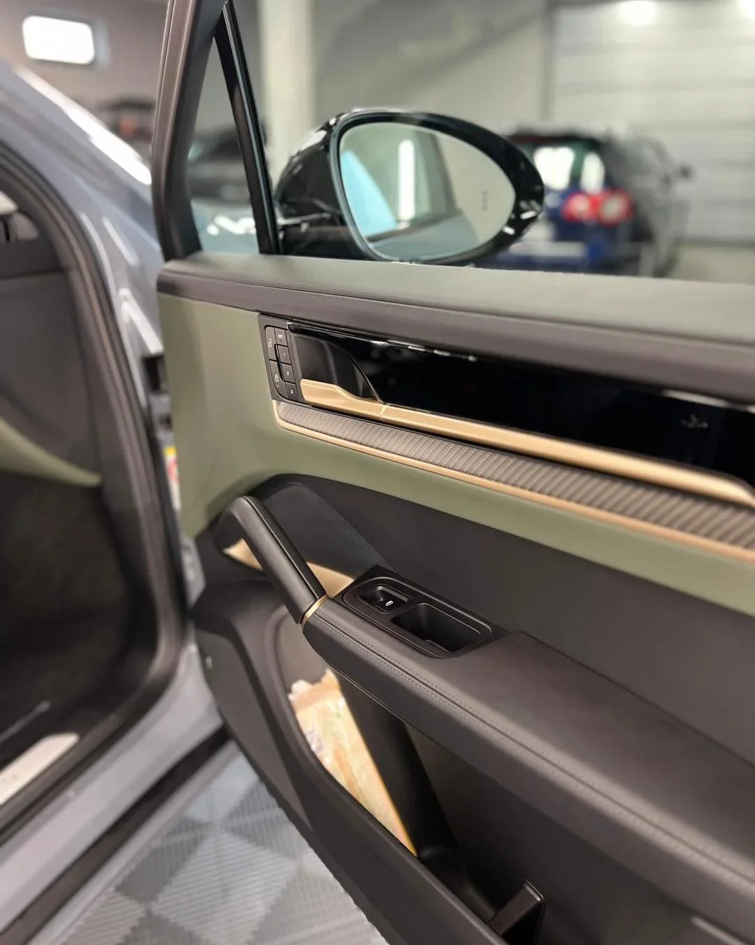 Poza usa interior Porsche Cayenne S in atelierul ETS Detailing pentru aplicare folie de protectie PPF pe zona frontala si detailing interior profesional.