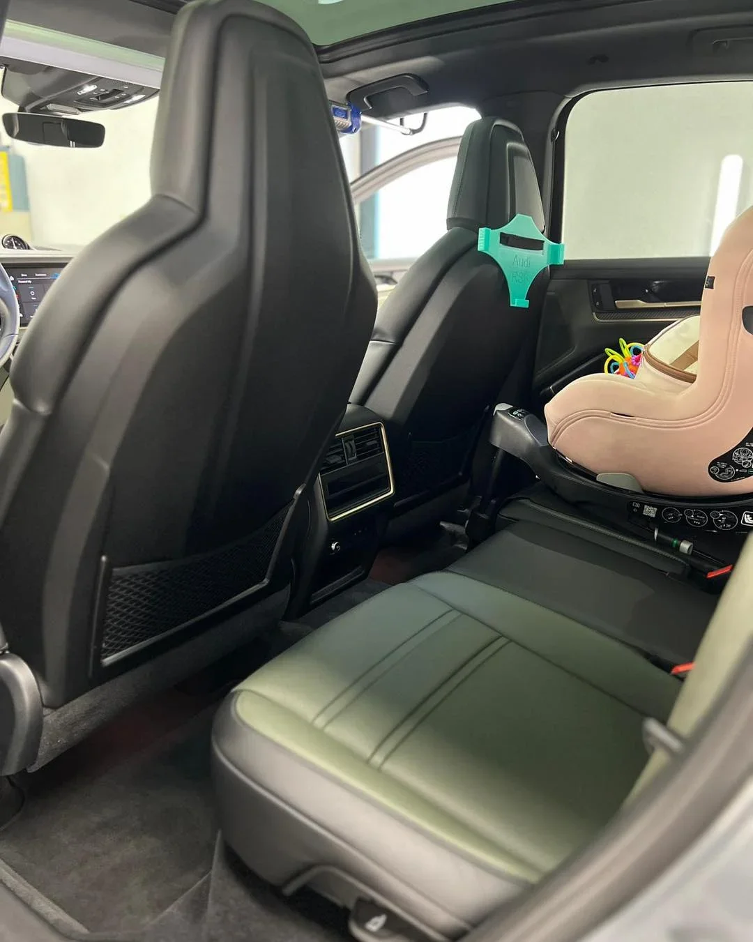 Poza interior spate Porsche Cayenne S in atelierul ETS Detailing pentru aplicare folie de protectie PPF pe zona frontala si detailing interior profesional.