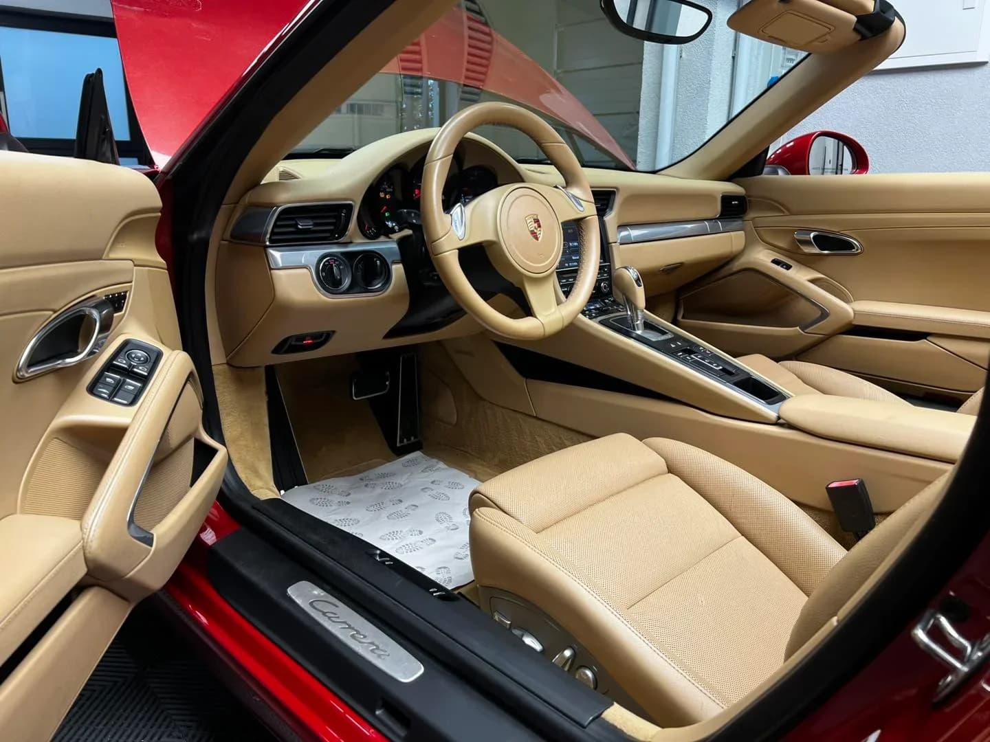 Poza interior 4  Rezultat final dupa reconditionarea totala a Porsche 911 la ETS Detailing: vopsea cu luciu de oglinda, piele hidratata si compartiment motor impecabil.