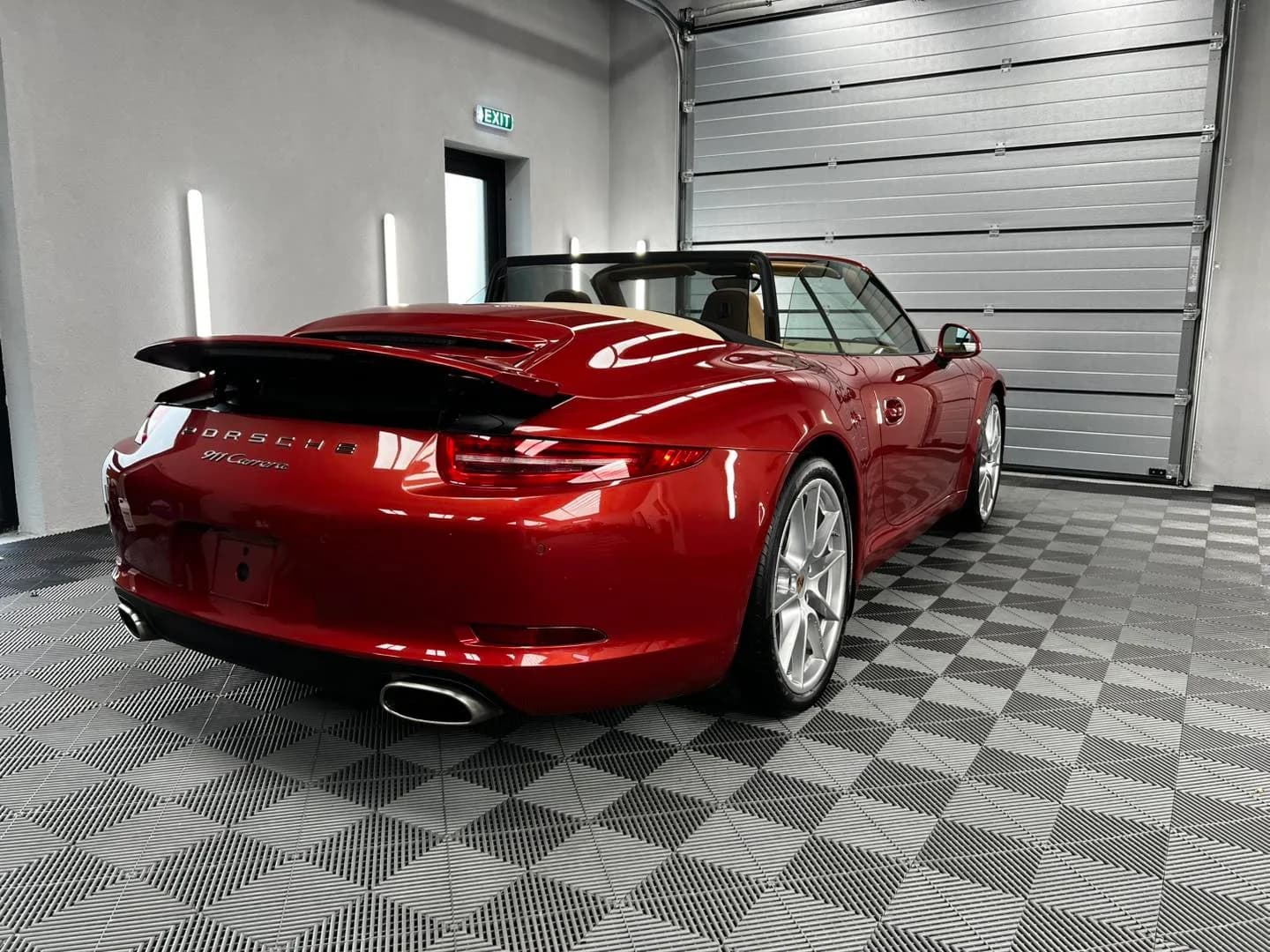 Poza spate lateral Rezultat final dupa reconditionarea totala a Porsche 911 la ETS Detailing: vopsea cu luciu de oglinda, piele hidratata si compartiment motor impecabil.