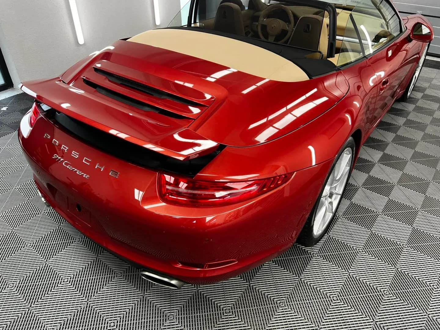 Poza spate apropiat Rezultat final dupa reconditionarea totala a Porsche 911 la ETS Detailing: vopsea cu luciu de oglinda, piele hidratata si compartiment motor impecabil.