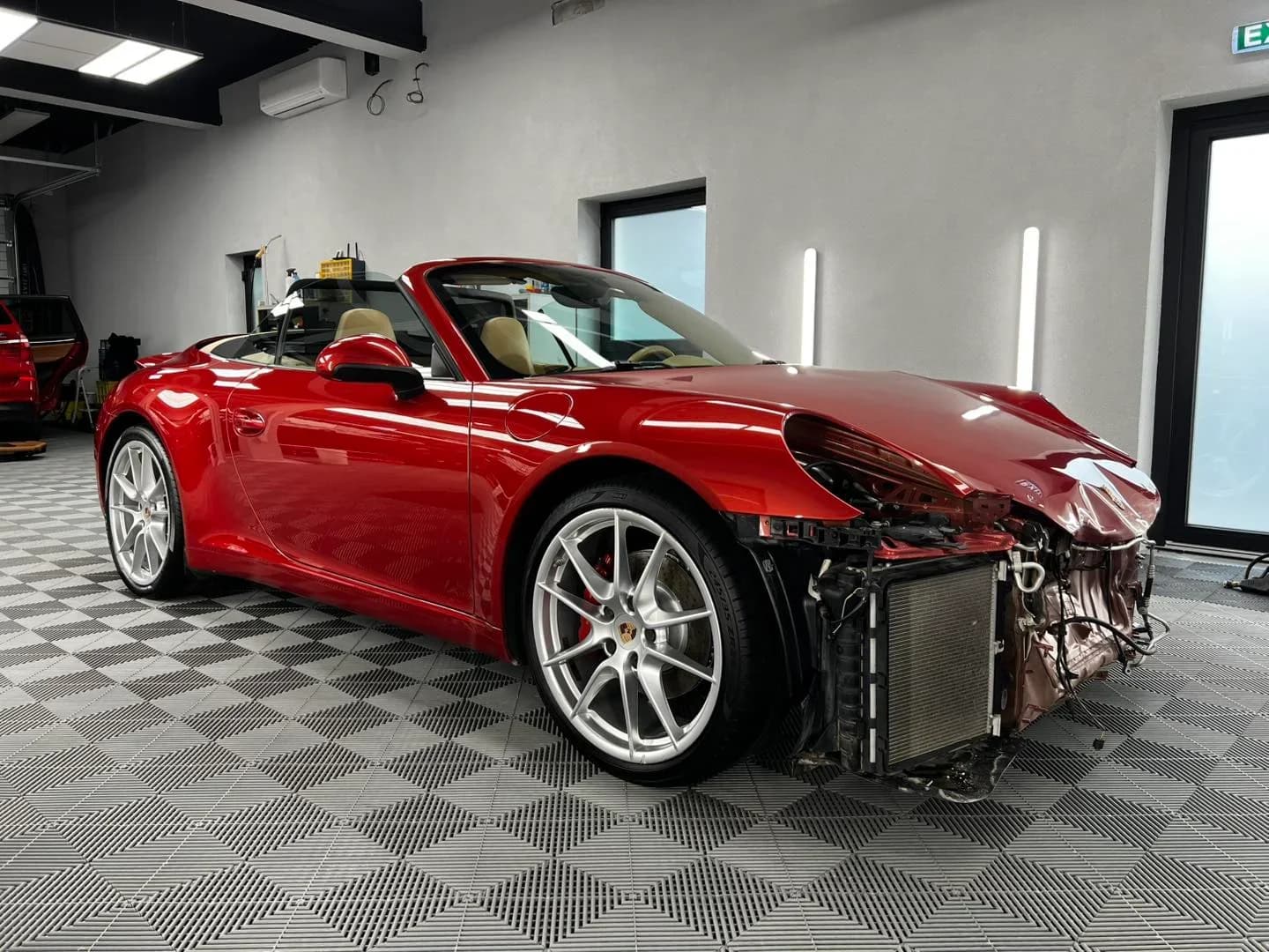 Poza fata bara demontata Rezultat final dupa reconditionarea totala a Porsche 911 la ETS Detailing: vopsea cu luciu de oglinda, piele hidratata si compartiment motor impecabil.