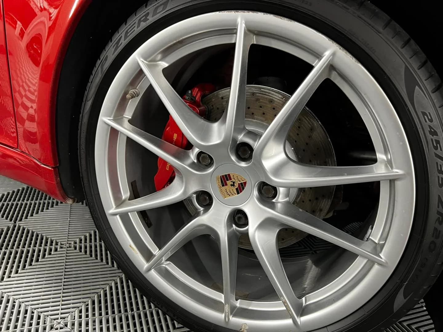 Poza jante Rezultat final dupa reconditionarea totala a Porsche 911 la ETS Detailing: vopsea cu luciu de oglinda, piele hidratata si compartiment motor impecabil.