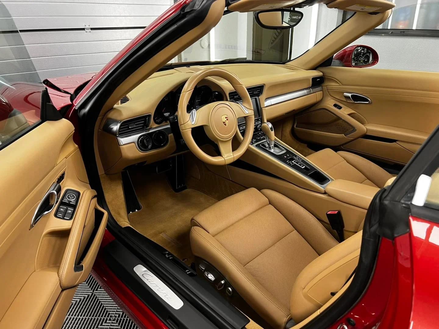 Poza interior 1 Rezultat final dupa reconditionarea totala a Porsche 911 la ETS Detailing: vopsea cu luciu de oglinda, piele hidratata si compartiment motor impecabil.