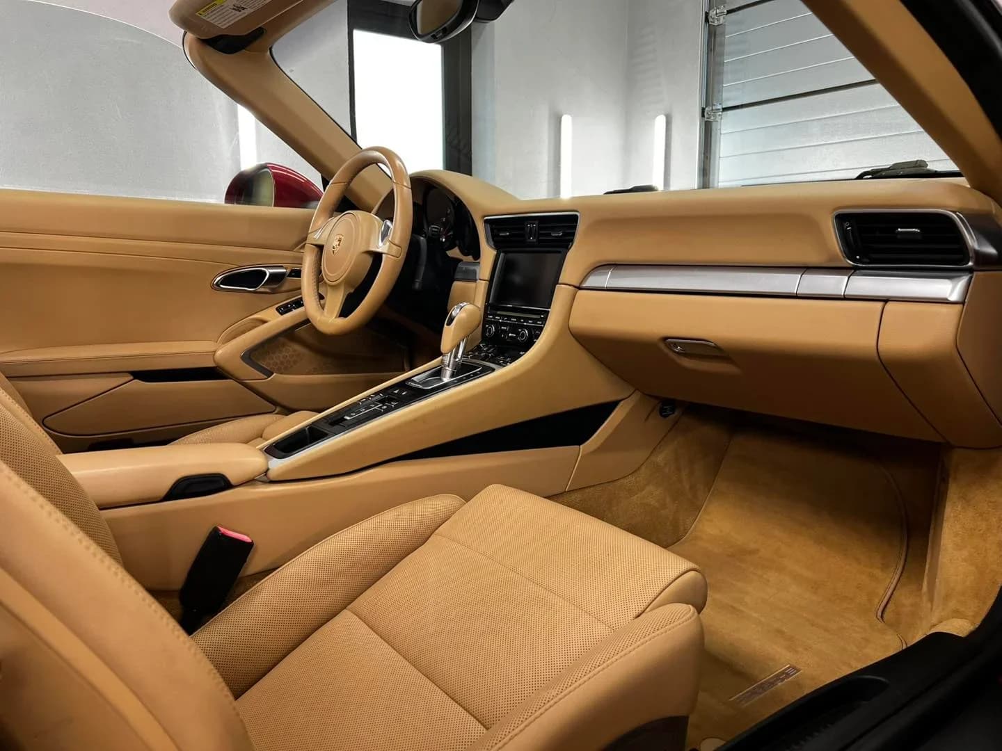 Poza interior 2 Rezultat final dupa reconditionarea totala a Porsche 911 la ETS Detailing: vopsea cu luciu de oglinda, piele hidratata si compartiment motor impecabil.