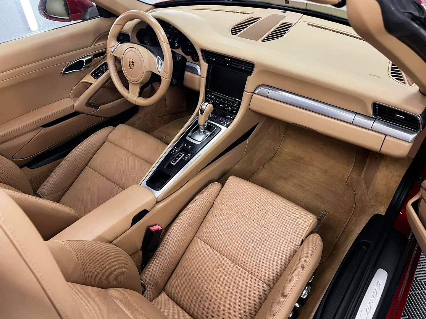 Poza interior 3 Rezultat final dupa reconditionarea totala a Porsche 911 la ETS Detailing: vopsea cu luciu de oglinda, piele hidratata si compartiment motor impecabil.