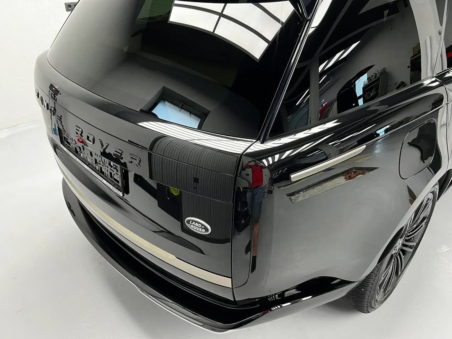 Poza Spate Range Rover SV in atelierul ETS Detailing pentru pachet profesional de detailing interior si exterior - Proiect Satu Mare.