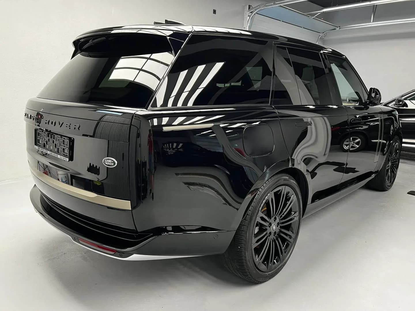 Poza Spate Lateral Range Rover SV in atelierul ETS Detailing pentru pachet profesional de detailing interior si exterior - Proiect Satu Mare.