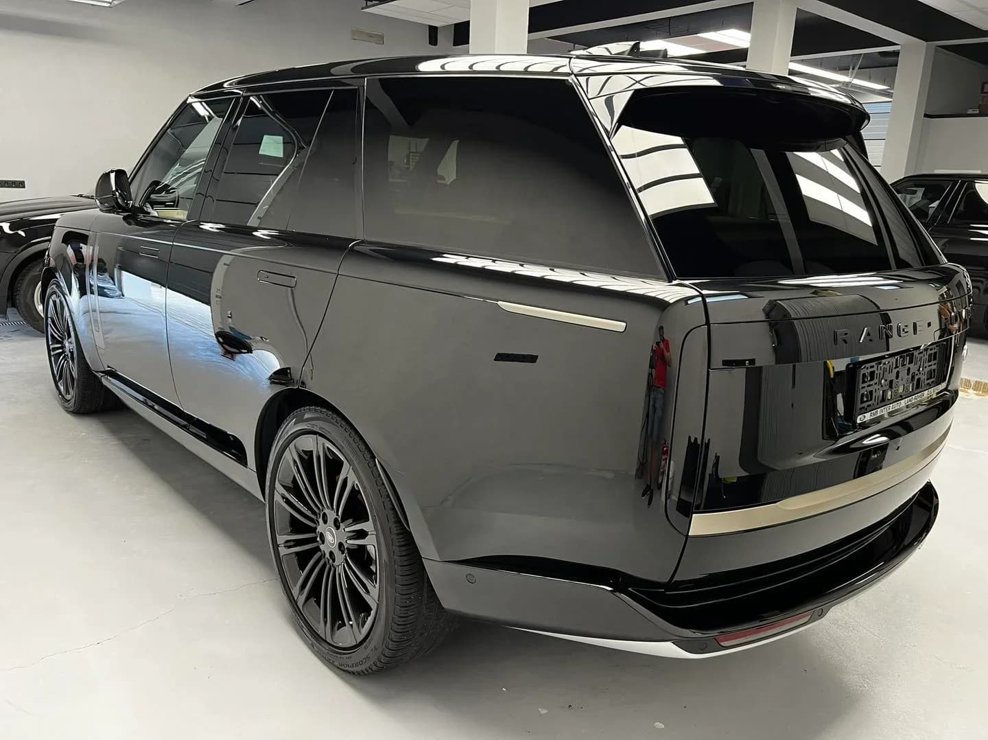 Poza Spate Lateral 2 Range Rover SV in atelierul ETS Detailing pentru pachet profesional de detailing interior si exterior - Proiect Satu Mare.