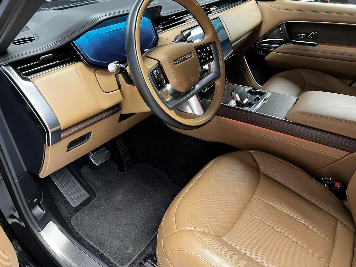 Poza Interior Range Rover SV in atelierul ETS Detailing pentru pachet profesional de detailing interior si exterior - Proiect Satu Mare.